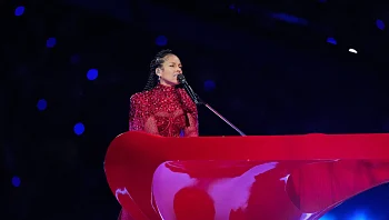 "משכתבים את ההיסטוריה": הביצוע של אלישה קיז מעורר סערה