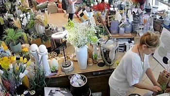 במקום תירוצים, שלחו פרחים: החנות משלומי חוזרת לעבוד תחת אש