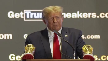 נעלי הזהב של טראמפ: הנשיא לשעבר משיק קו מוצרים חדש