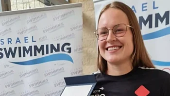 עם מדליה היסטורית: השחיינית הקדישה זכייה לחבר הילדות שנחטף