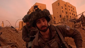 בלב עזה עם נשק, מצלמה ועט: יומן המלחמה המצולם של לוחם המילואים