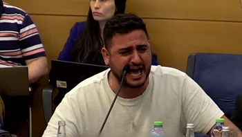 "מקרב אפשר לצאת בשתי דרכים - או בארון קבורה או כהלום קרב"