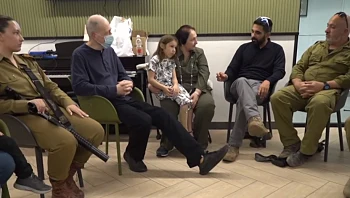 "גיבורים שלנו": המפגש בין המשפחה מחולית ללוחמים שהצילו אותם