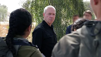 גלנט: "מחבלים בכירים מאוד מסגירים עצמם, חמאס מתפרק מבפנים"