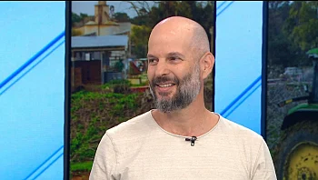 צלם הטבע שיצא להתמודד עם קור קיצוני כדי לתעד זאב ארקטי לבן