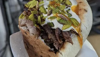 הפיסטוקים בפנים: השווארמה הכי טובה בארץ מגיע לפופ אפ בתל אביב