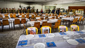 "מייחלים לחירות אמיתית": בחדר האוכל של ניר עוז מחכים לחטופים