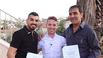 "כאן בזכותכם": המפגש בין המדריך במעון החוסים לשכניו שהצילו אותו