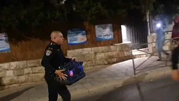 "גרמו לרעש חריג": קציני משטרה שברו ציוד של מוחים | תיעוד