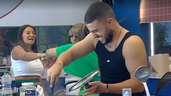 אור, אורית ודנה מבשלים לשבת הראשונה בבית