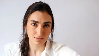 מילצרה בתיאטרון, נדחתה מביה"ס למשחק – וקיבלה תפקיד ראשי