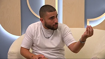 "אני לא עושה לך הצגות כשאני מדבר ככה עם הידיים"