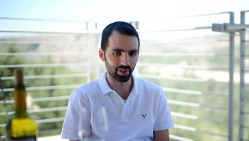 רגע לפני שהם צריכים להחליט: אלון חושף את העבר שלו