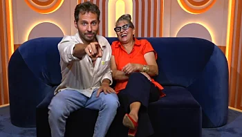 בן ואורית הולכים ביחד להפגנה בקפלן