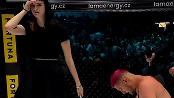 לוחם MMA הציע נישואים לחברה שלו לאחר שהפסיד בקרב, ונדחה