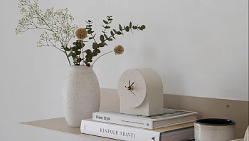 לעצב את הסלון עם מעצב פנים וקבלן או לקשט עם אקססוריז?