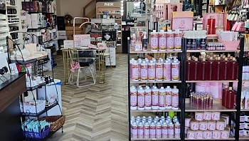 שולטת ביופי: אסנת עלי משלבת מכון יופי עם מרכז שיווק מוצרים