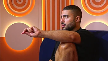 "ילדת שמנת מפונקת מלאה באגו": אור זועם על הדר