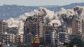 חיל האוויר תוקף באופן נרחב בצור; רובע שלם פונה