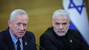 גנץ נגד יוזמת לפיד בעקבות הדחת אדלשטיין: "לא נפקיר את הזירה"