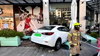 רכב נכנס חזיתית בבית קפה באשקלון: "היינו בטוחים שזה פיגוע"