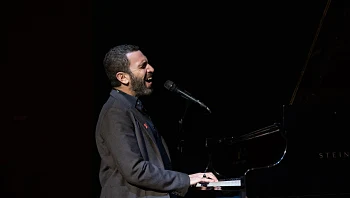 ההמתנה מסתיימת: המוזיקאי האהוב שמשחרר אלבום דואטים מסקרן