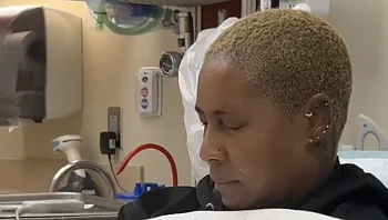 התבלבלה בין טיפות עיניים לדבק ציפורניים והדביקה את העפעפיים