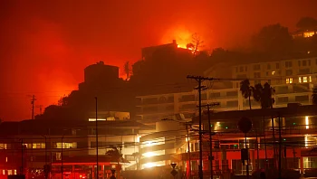 שריפות ענק בקליפורניה: שניים נהרגו, רבבות פונו מבתיהם