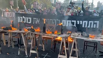 משפחות חטופים הציתו שולחן שבת באיילון: "מאסנו בכיסא הריק"