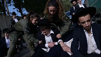 חסימות ועימותים בכביש 4 בהפגנת חרדים קיצונים נגד הגיוס