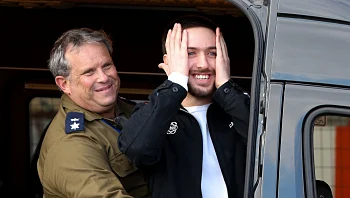 "איך הוא הצליח אחרי 505 ימים לשמור על שמחת החיים? זה עומר"