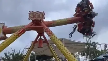 מפחיד: נער נתלה באוויר לפני שנפל ממתקן בפארק שעשועים