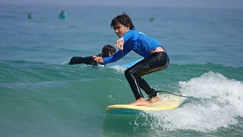 שקט בין הגלים, כיצד גלישת גלים עוזרת לבני נוער להתמודד עם המצב בארץ