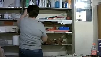 עובדת ניקיון פגעה בחברתה לעבודה במשך חודשים עד שהאמת התגלתה
