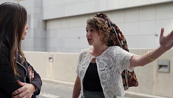 "אחים לנשק הם בגידה בעם ישראל"; "את לא מתביישת?"