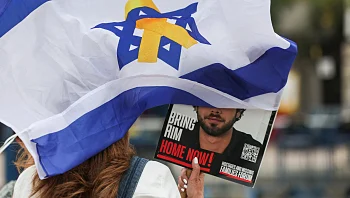 בצל הלחץ האמריקני: משלחת משא ומתן ישראלית יוצאת לקטר