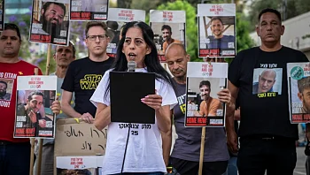המשפחות הפגינו ברקע חידוש המו"מ; מוחים הותקפו ברחובות