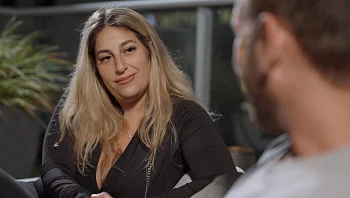 "יש שיגידו איך היא מוכנה לשבת לידו, אבל אני לוקחת את הסיכון"