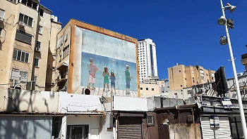 תכירו את הבלוגר שמסקר את הערים המשמימות בארץ ושובר את הרשת
