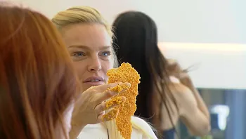 מאור ממשיכה לעקוץ את מאי: "יצא לי שניצל בצורת ארץ ישראל - זה אומר שצריך להתגייס"