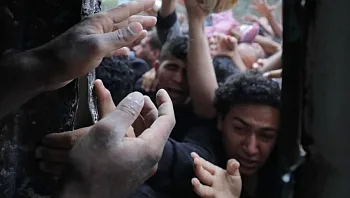 דיווחים על עשרות הרוגים בתקיפות בעזה; תיעוד קשה מביזת סיוע