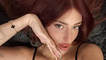 לפני כניסתה לבית: מאי ערב בקמפיין אופנה בעיר טייבה