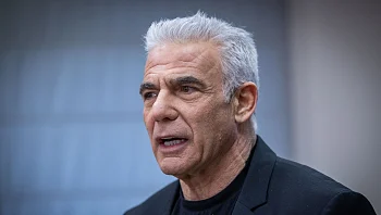 לפיד רומז: ישראל מממנת את הסיוע ההומניטרי עם חברות קש