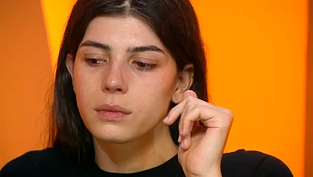 צפו: אלאיה נשברת ומגיבה לשאלה על איבר מינה