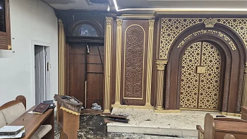 "סממנים אנטישמיים": בית הכנסת של הרב יצחק יוסף בי-ם הוצת