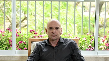 פסיכולוגיה "בגובה העיניים": ד"ר איל זק על הכוח המרפא שבטיפול