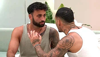 "אני מפסיק לפלרטט איתה": טל וארז בשיחה על היחסים עם מאי