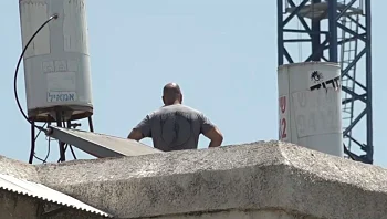 חשד לרצח: בת 79 אותרה ללא רוח חיים ברחובות, בנה קפץ אל מותו