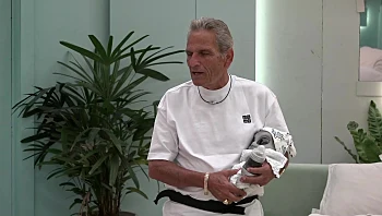 חבר מכוכב אחר: בגיל 74 - יוסי בובליל שוב אבא