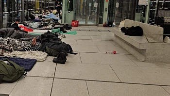 "פה שקט, מרגיש בטוח": תחנות הרכבת הקלה הפכו למקלט לאלפים
